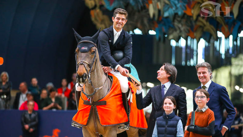 Un Saut Hermès rouge blanc bleu avec Victor Bettendorf