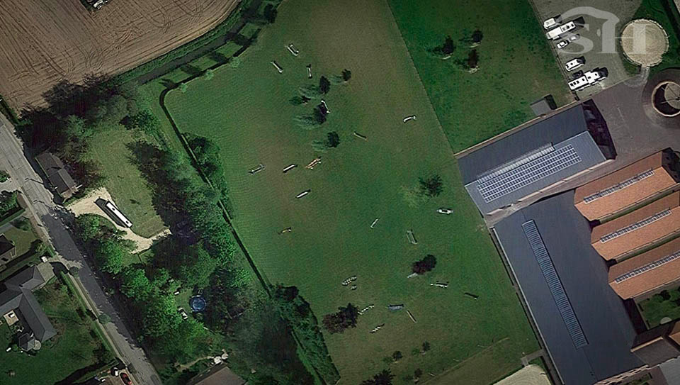Grève autour d'une piste en herbe
