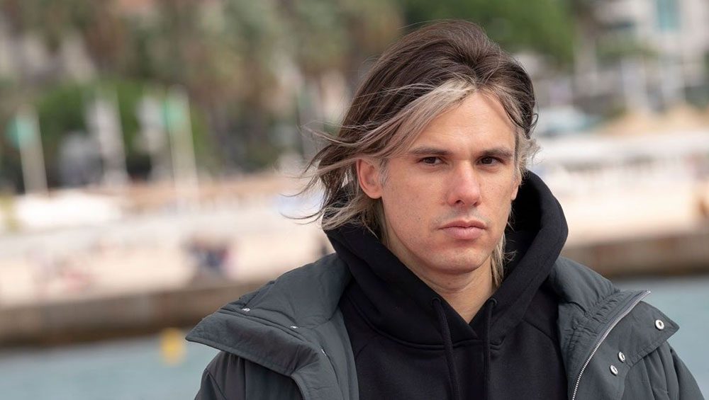 Orelsan met l'hippodrome de Caen à l'honneur.