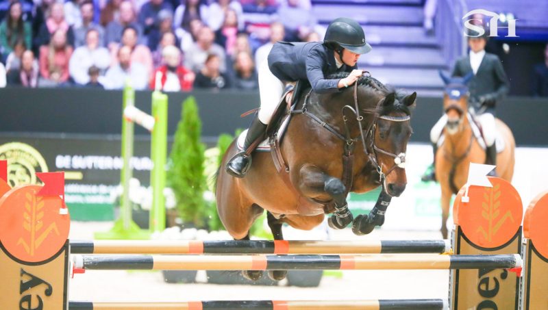 Poppemieke, Lady Amaro et Mistral changent de selles.