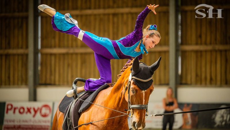 Louise Meskens voltige sans gravité
