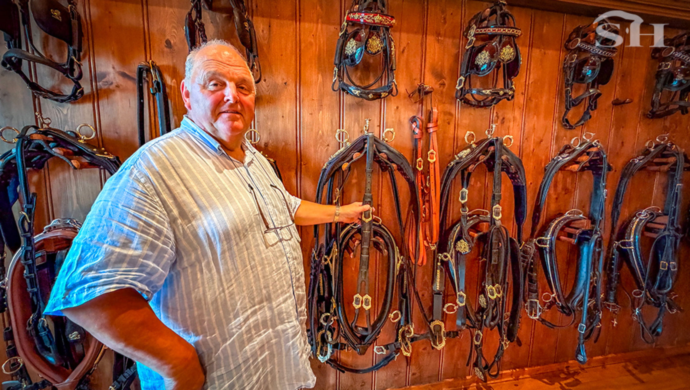 Henk van der Wiel, le dernier homme qui habille les chevaux des rois