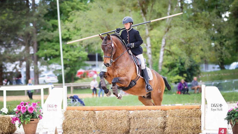 Ouvrir une porte, planter une lance et mettre plein gaz : bienvenue dans l’équitation de travail